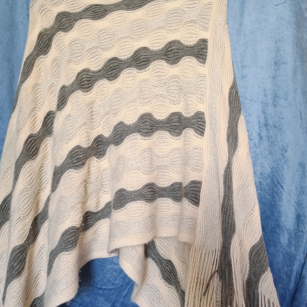 Lovely One-Size Lemode Women's Cream & Gray Throw Over Shawl, Super Soft